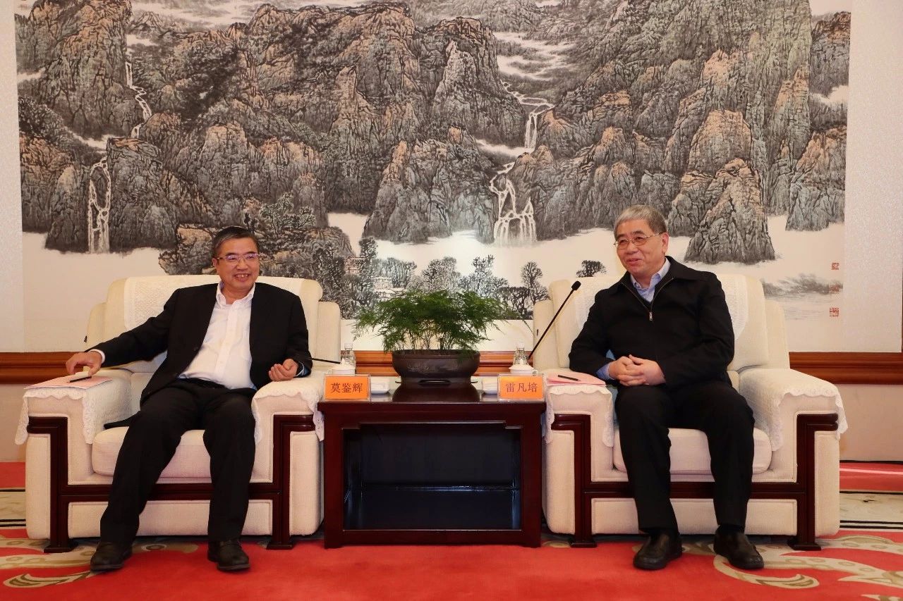 雷凡培會(huì)見(jiàn)中國(guó)船級(jí)社黨委副書(shū)記、總裁莫鑒輝一行