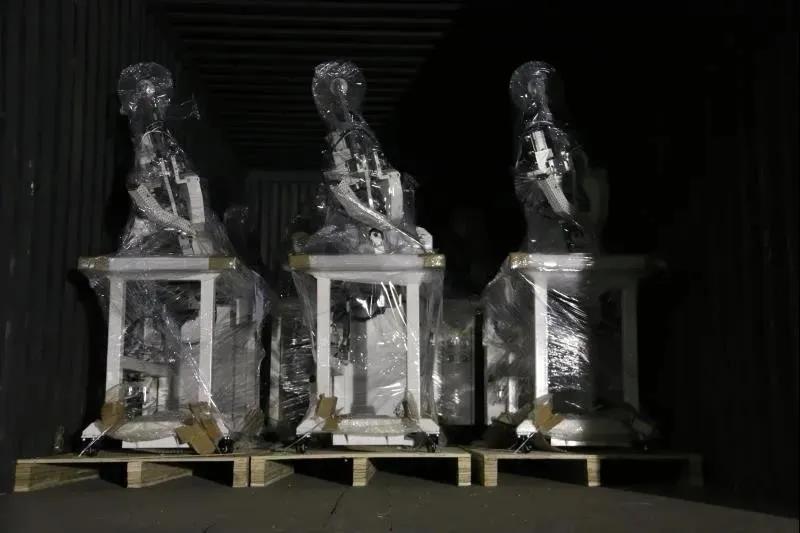 防護(hù)服壓條機(jī)交付